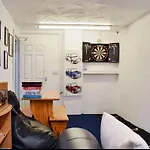 Buxton Mews 펜션