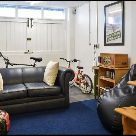 Buxton Mews 울버스톤